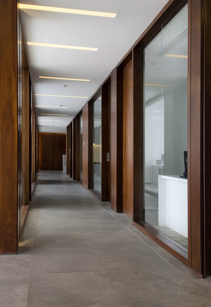 Interior moderno de una firma de abogados con pasillo y oficinas privadas