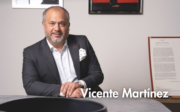 Vicente Martinez Orozco en reunión legal estratégica