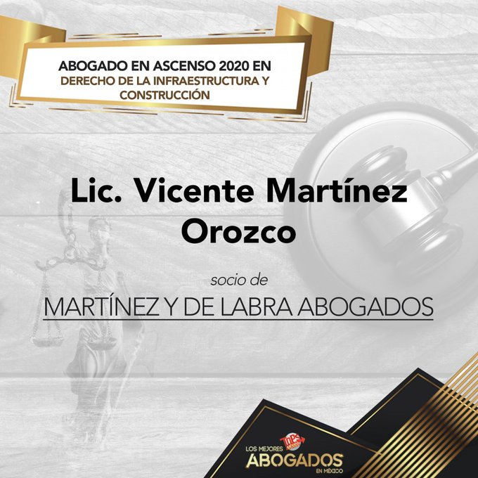 Vicente Martínez Orozco recibiendo el premio Abogado en Ascenso 2024